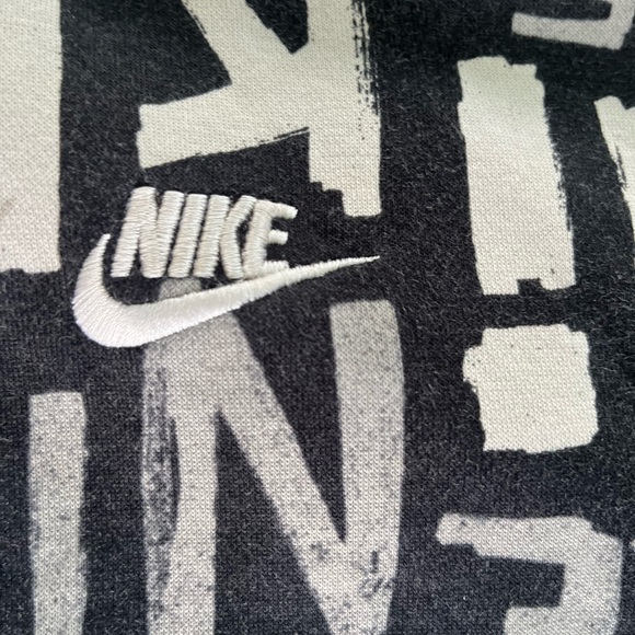 Nike Hoodie Oreo🖤🤍 Size (M) - Picture 2 of 5